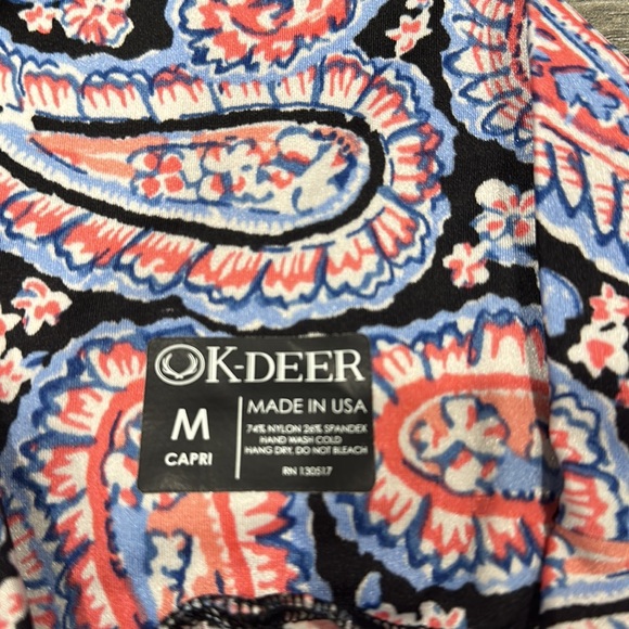 • K Deer • Women’s Yoga Legging Capri Crop Length Nantucket Paisley Medium - Picture 5 of 5